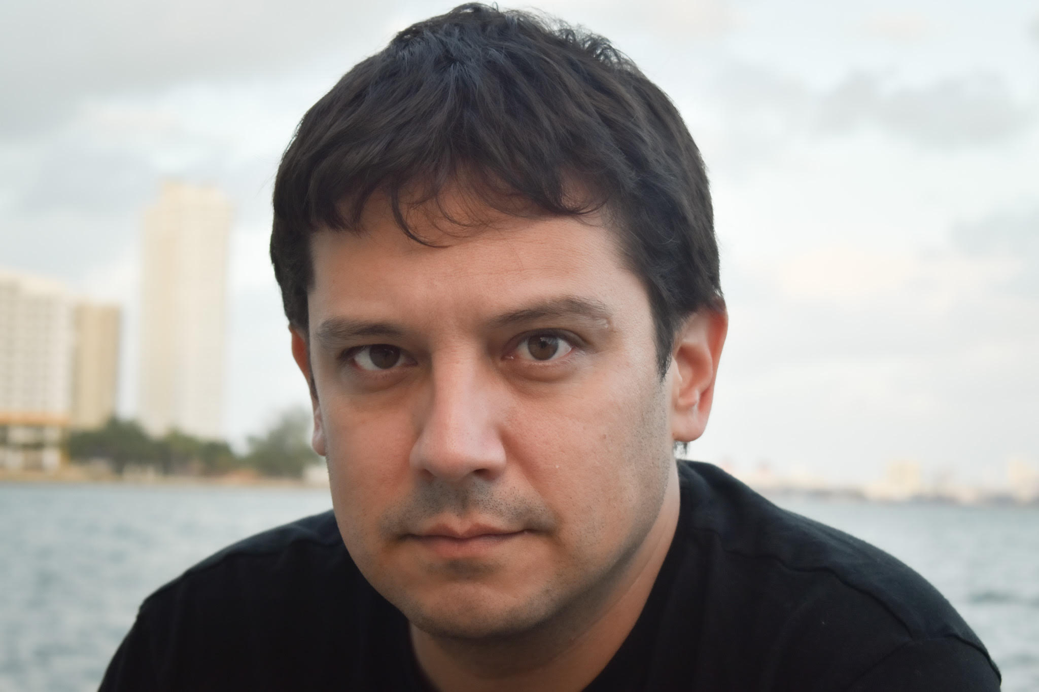 Primer plano de Pedro Medina León en blanco y negro
